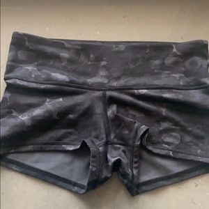 lululemon camo grey spandex yoga shorts shorty 6
